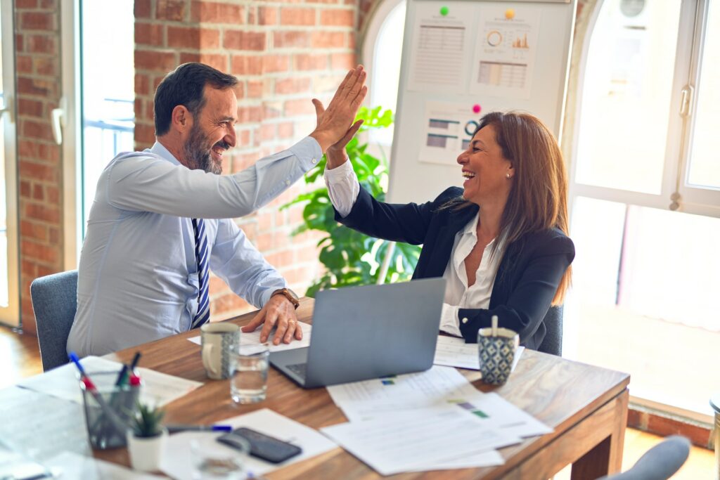 employés heureux au travailil