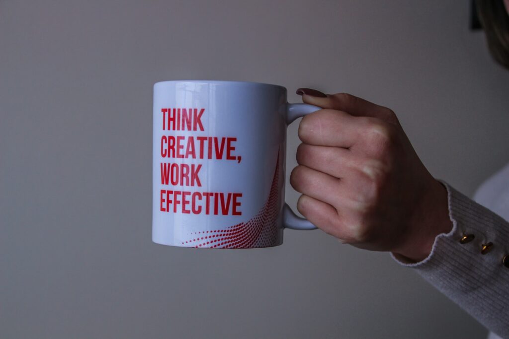 tasse avec citation inspirante pour une agence de community management